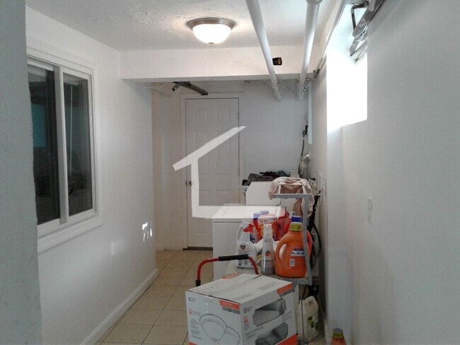 Building Photo - 8 Bedroom!-No Broker Fee!