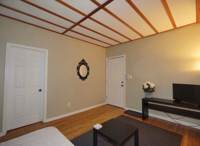 Foto del edificio - 2239 N Western Ave