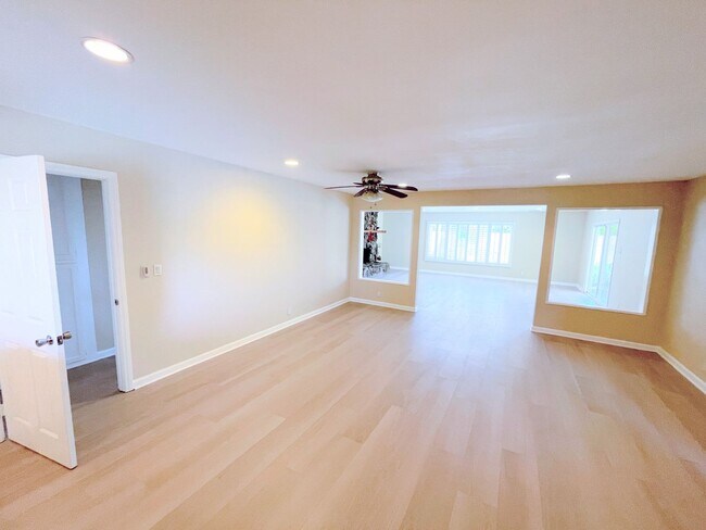 Foto del edificio - LARGE West Hills move in ready home! 3bd/2...