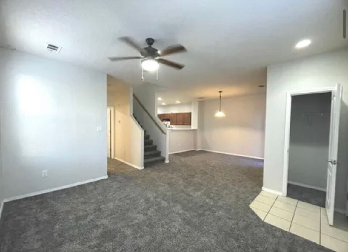 Foto del edificio - 11032 Fort Point Ln NE