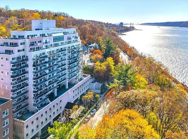 Foto del edificio - 1020 Warburton Ave