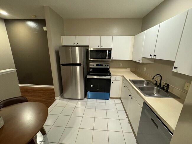 Building Photo - 833 Spring Park Loop