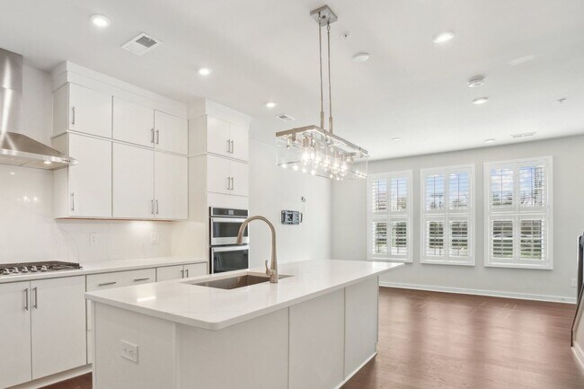 Building Photo - Welcome to Union Park at McLean!