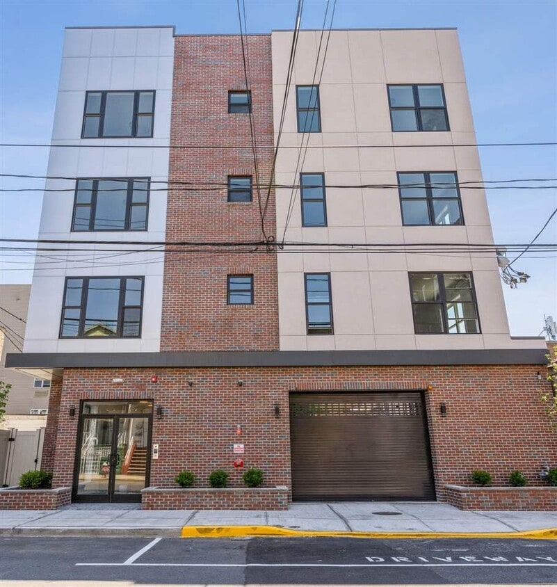 Foto principal - 6108 Hudson Ave