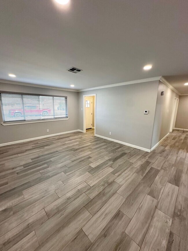 Foto del edificio - 3 Bed 2 Bath Ready To Rent ASAP!