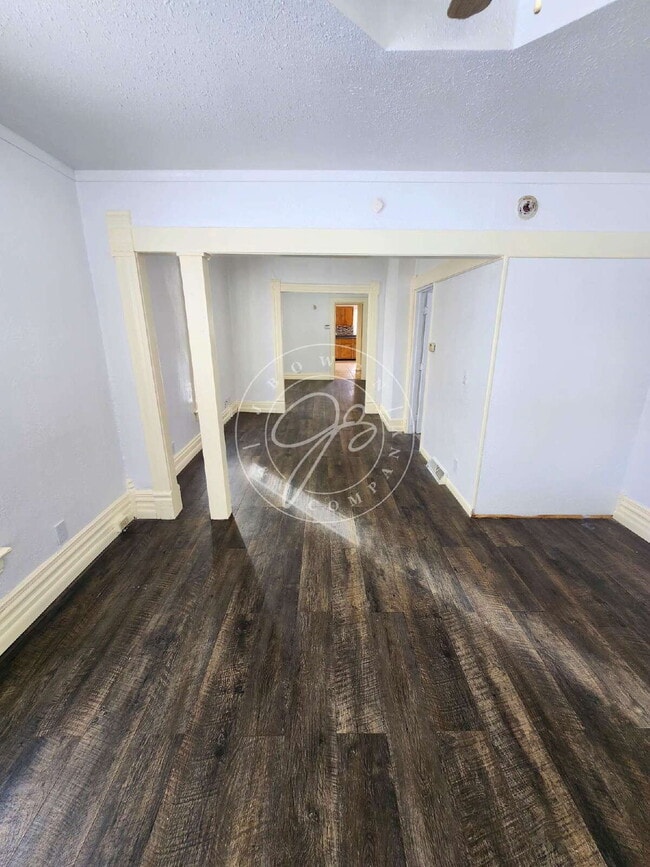 Building Photo - 4 bed 2 bath home with over 1600 Sq Feet!