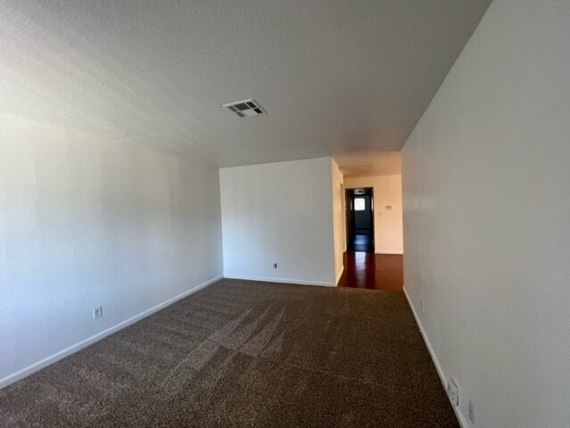 Building Photo - Gorgeous 3 bedroom, 2 bathroom duplex in S...