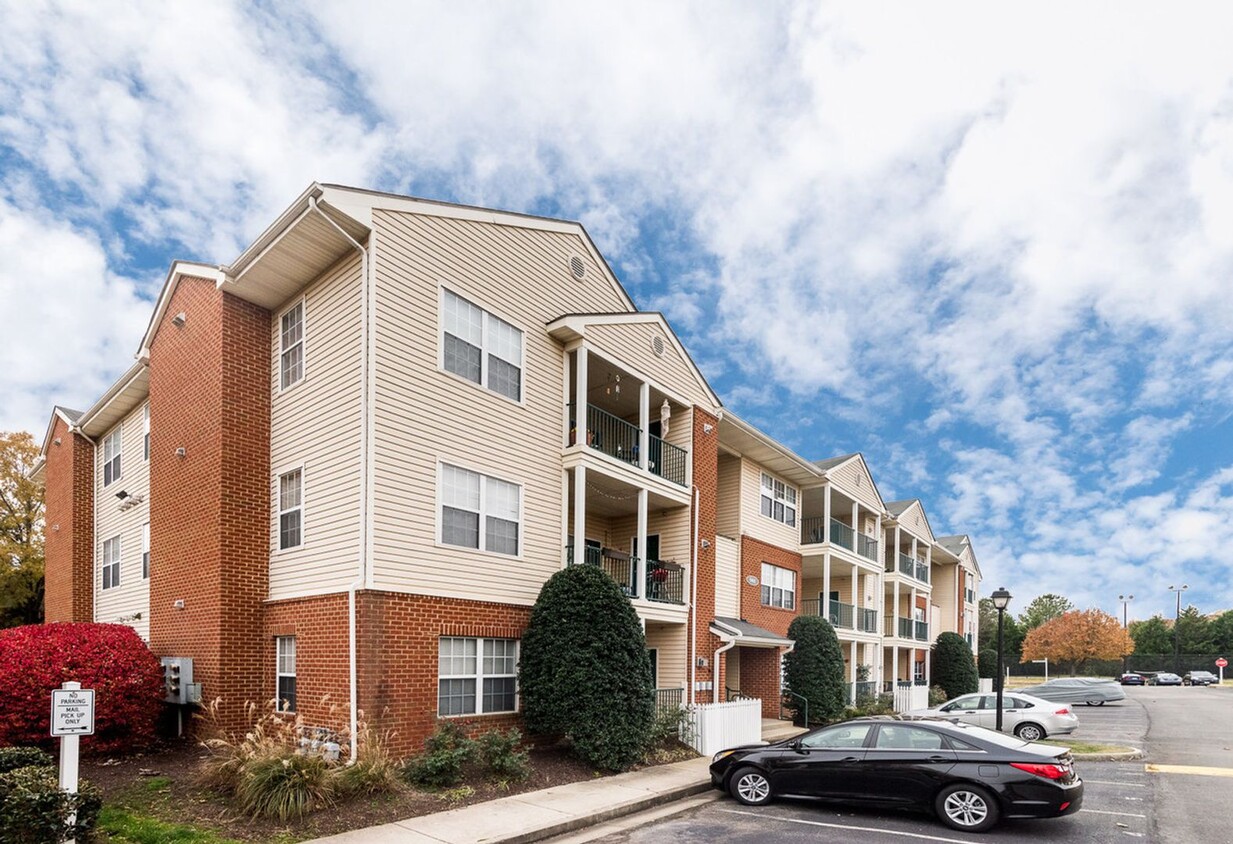 Foto del edificio - Modern & Airy 1-Bed, 1-Bath Condo in Glen ...