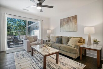 Building Photo - 975 Shadowridge Dr SE