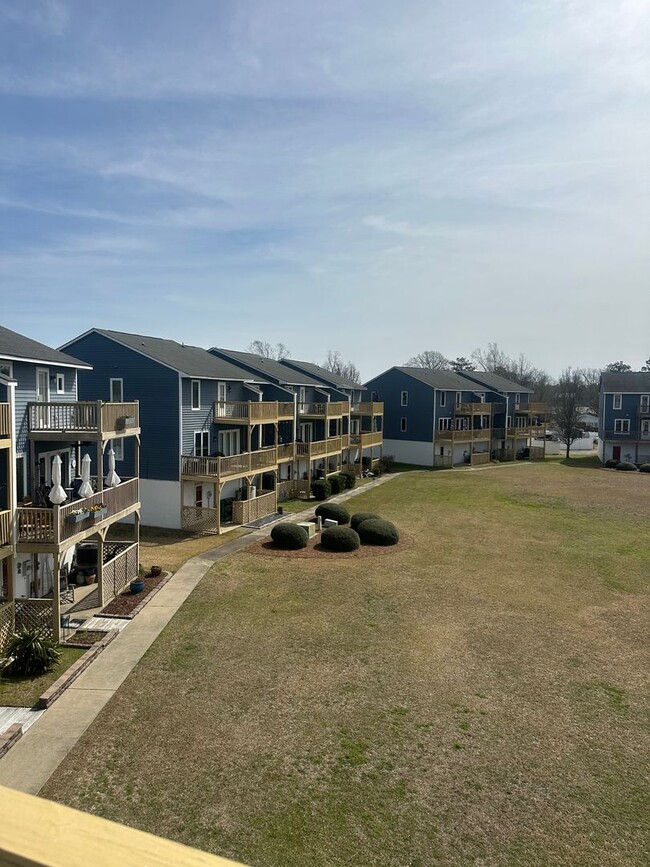 Building Photo - Townhome with Water View