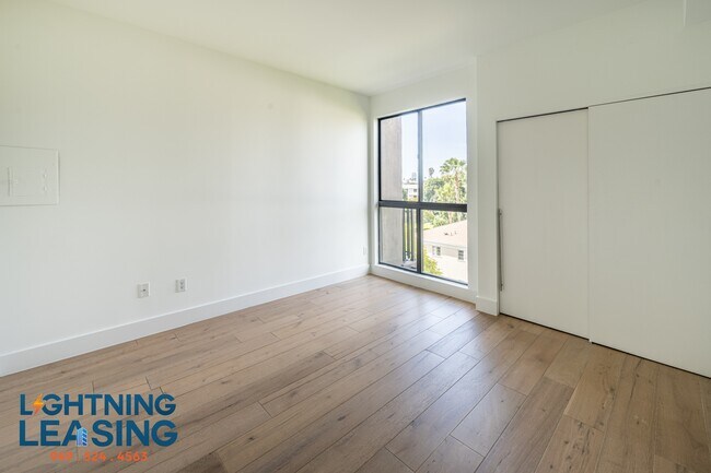 Foto del edificio - 8811-8813 Burton Way
