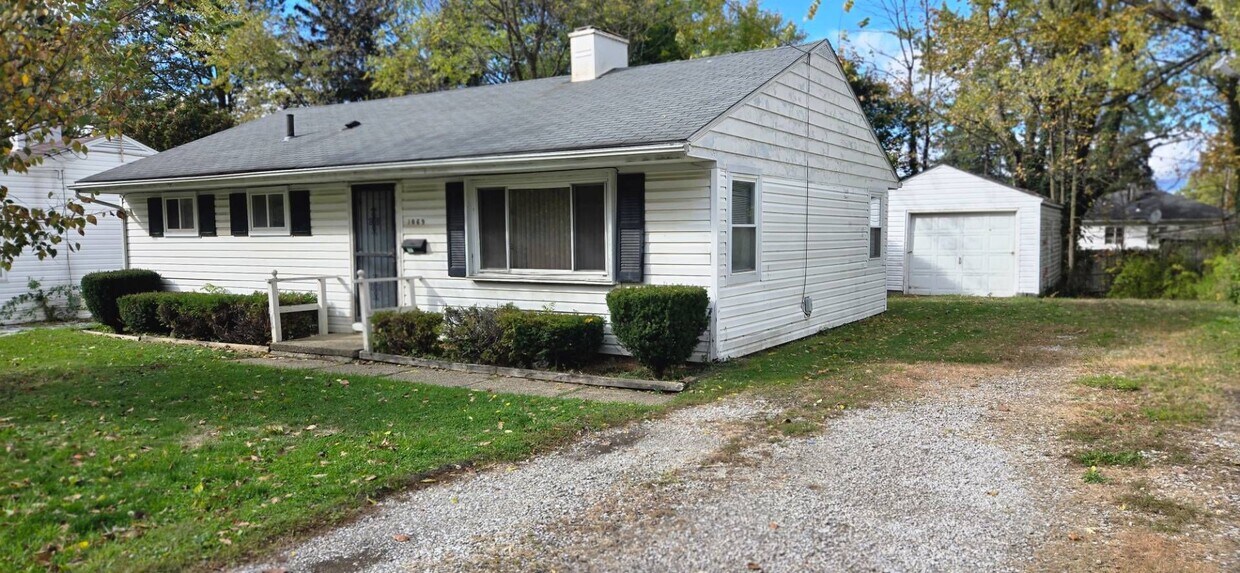 Primary Photo - Charming 2-Bedroom Property in Prime Location