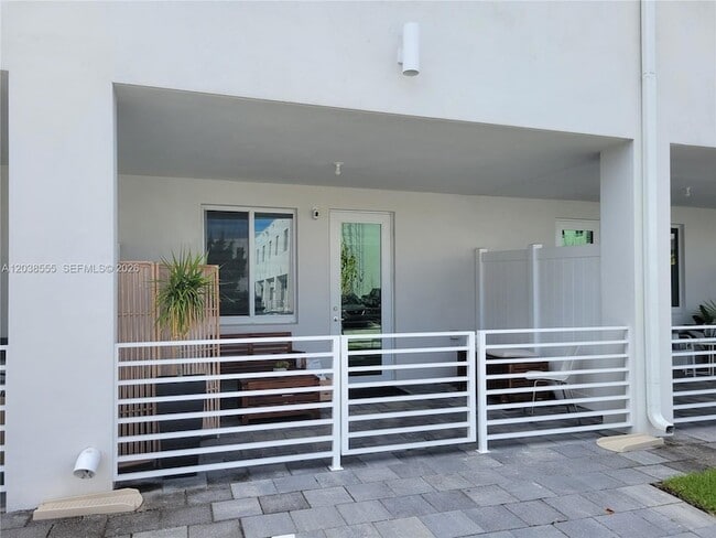 Foto del edificio - 6401 NW 103rd Pl