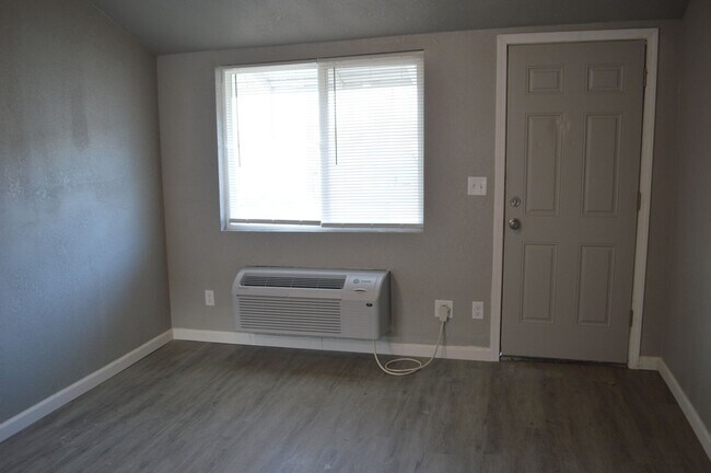Foto del edificio - Centrally Located One Bedroom Duplex