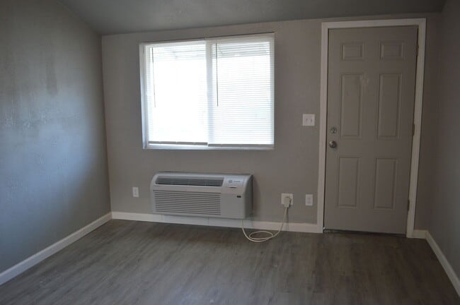 Building Photo - Centrally Located One Bedroom Duplex