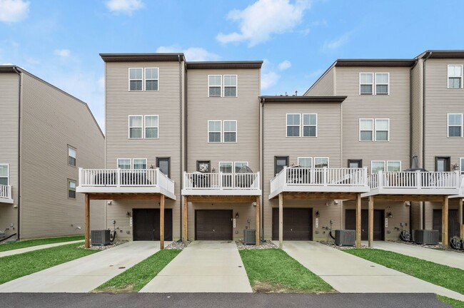 Building Photo - 272 Phoenix Dr