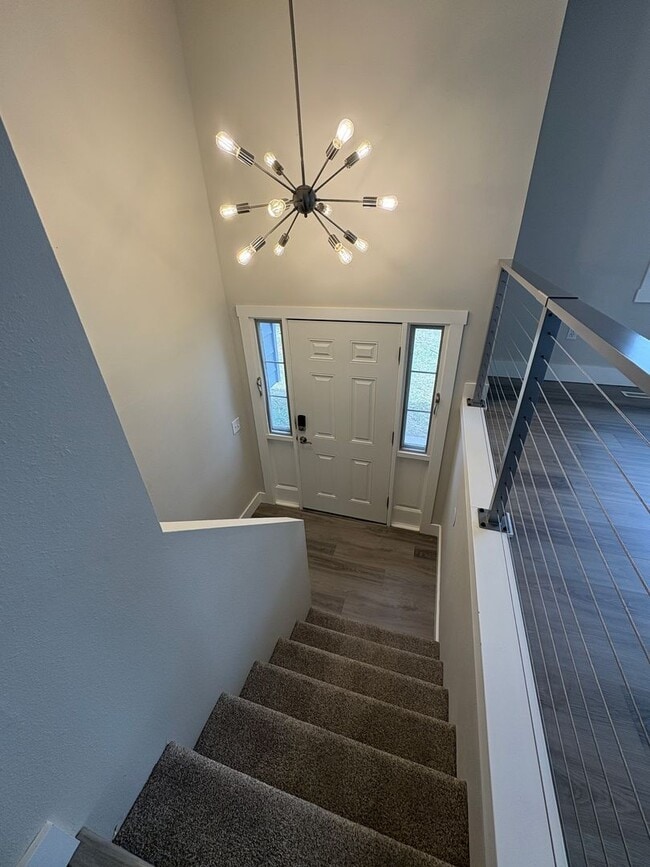 Building Photo - Spacious 5 bedroom 2 bathroom house on the west end!