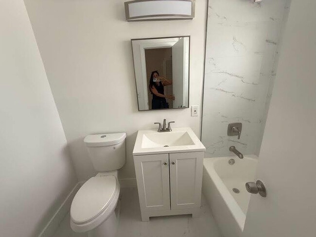 Building Photo - 811 E Broward Blvd