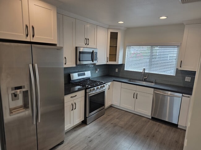 Building Photo - 425 Western Ave