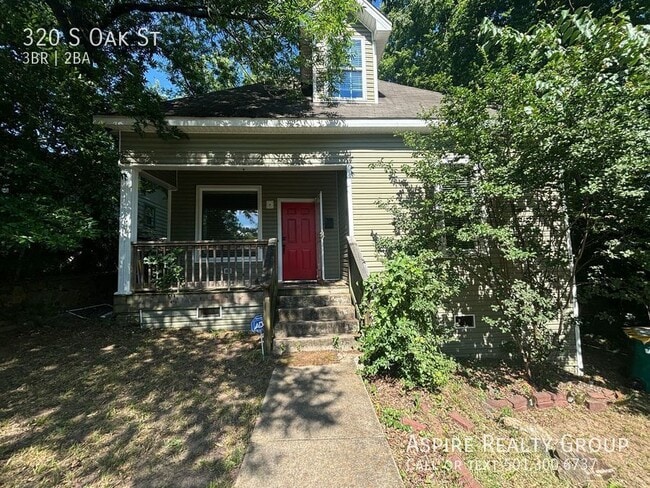 Building Photo - 320 S Oak St