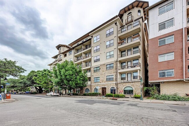 Building Photo - West Campus 2x2 @ Texan Tower Condominiums