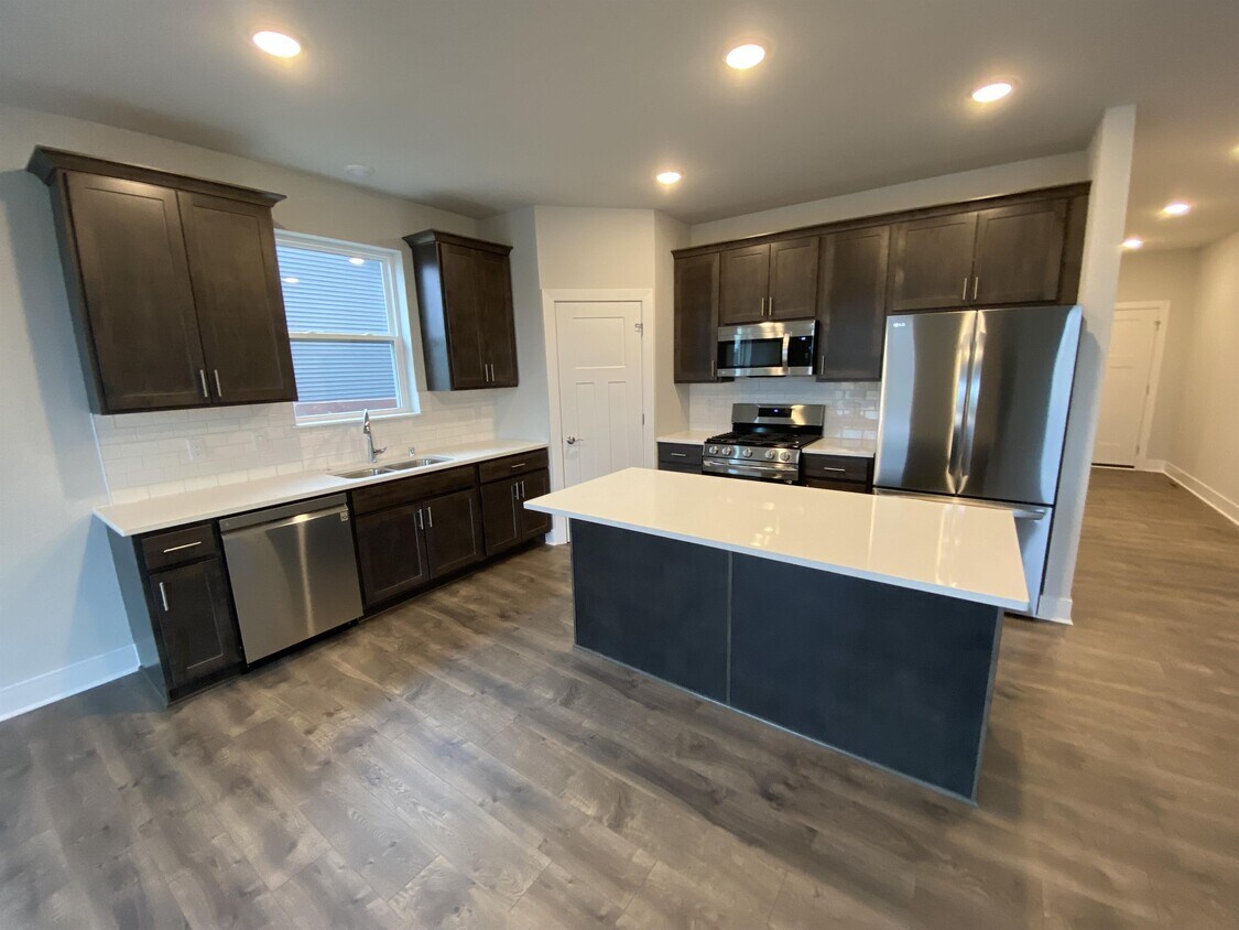 Foto principal - W218N16022 Tiger Lily Dr