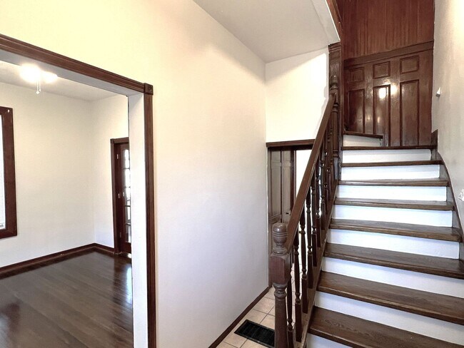 Foto del edificio - Beautiful original woodwork!  3 bed South Omaha home!