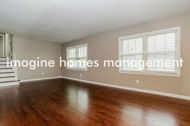 Building Photo - Pet-Friendly 3 Bedroom Home in Overland Park!