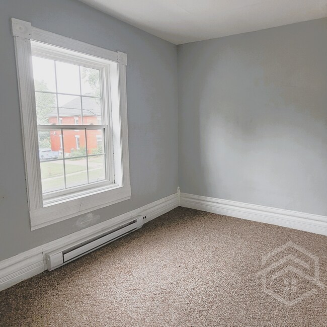 Photo du bâtiment - Convenient 2-Bedroom Upper Unit in Norwich!
