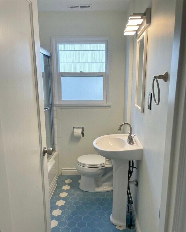 Foto del edificio - 4413 47th Ave SW