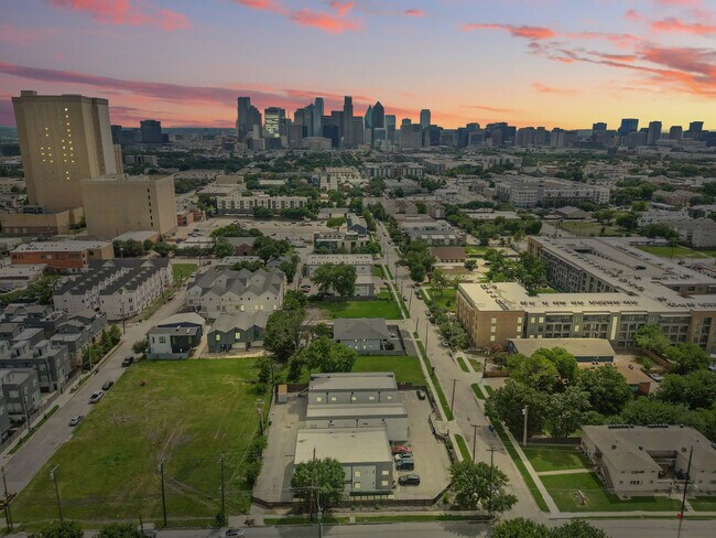 Foto del edificio - 4416 San Jacinto St