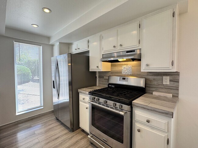 Foto del edificio - Upgraded 2 Bedroom 1 Bath Condo In Casa Del Cerro, Central A/C, Pool