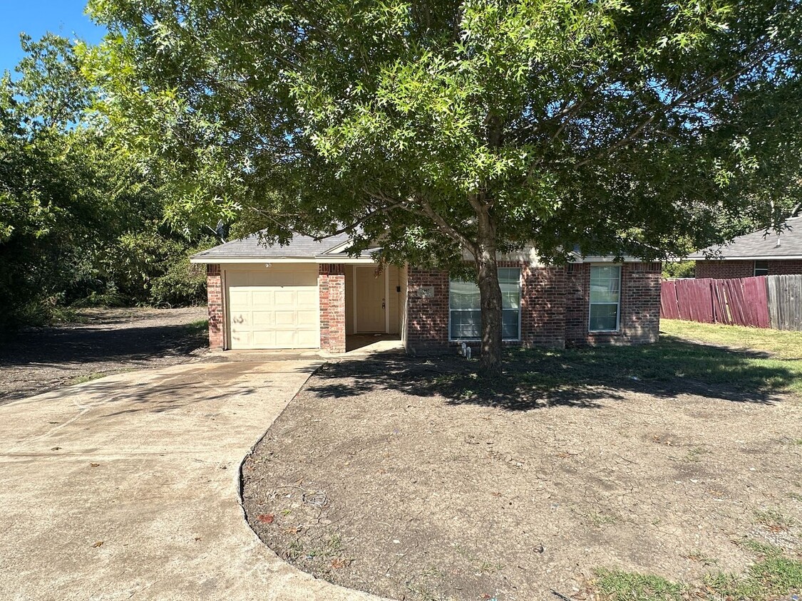 Primary Photo - Spacious 4-Bedroom, 2-Bathroom Home for Re...