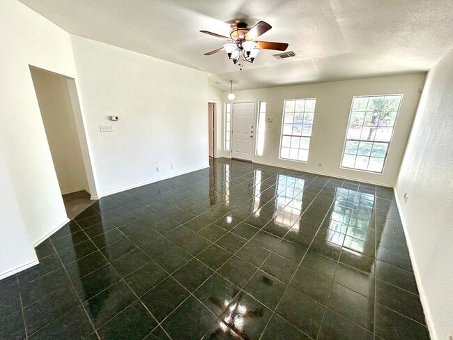 Foto del edificio - **APPLICATION RECEIVED** **MOVE-IN SPECIAL...