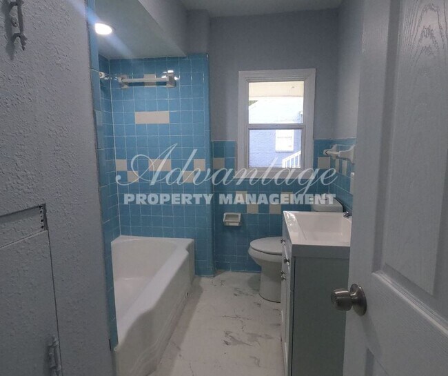 Building Photo - Charming 3-bedroom, 1.5-bath duplex