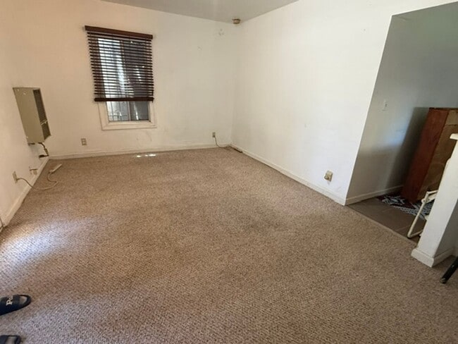 Building Photo - **STUDIO APARTMENT IN WRIGLEY AREA**  $1300MO