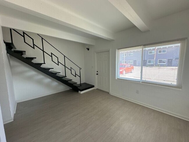 Foto del edificio - 827 E University Blvd