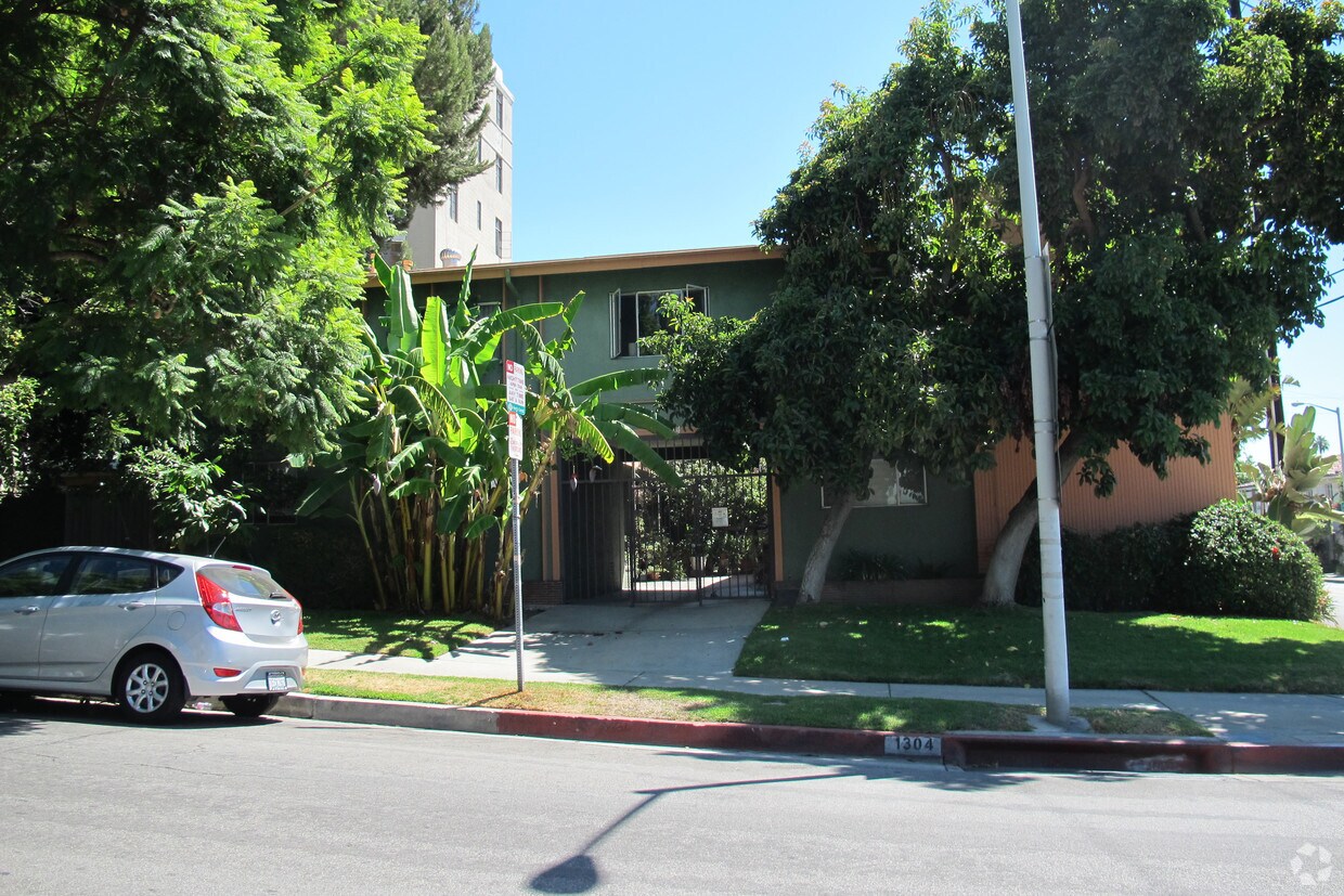 Edificio - 1304 N Hayworth Ave