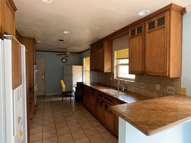 Foto del edificio - 8814 Birdwood Rd