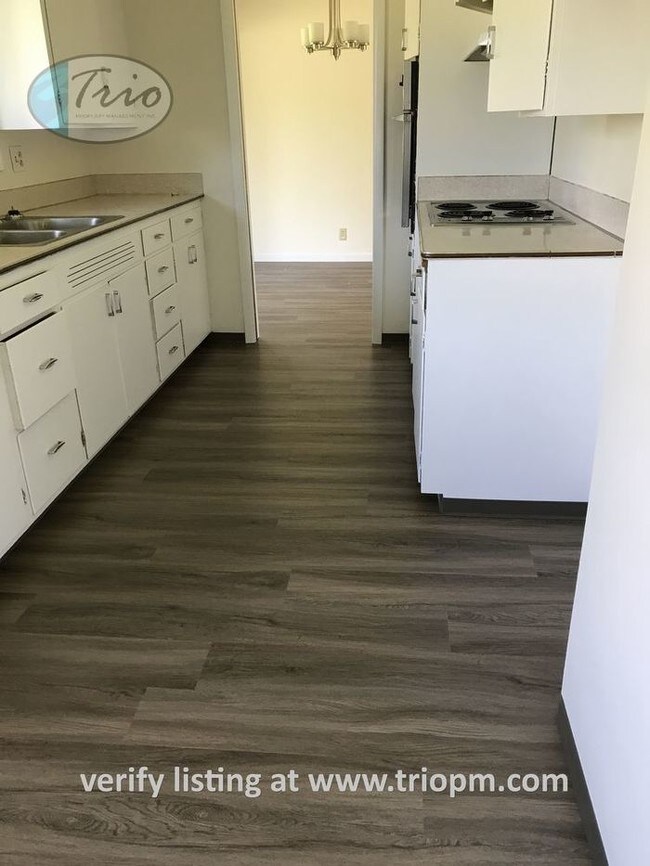 Foto del edificio - 1082 W 7th Pl