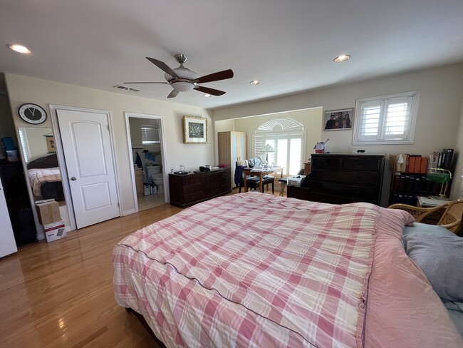 Building Photo - 10725 La Terraza Ave