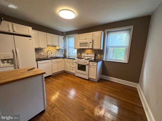 Foto del edificio - 317 W 4th Ave