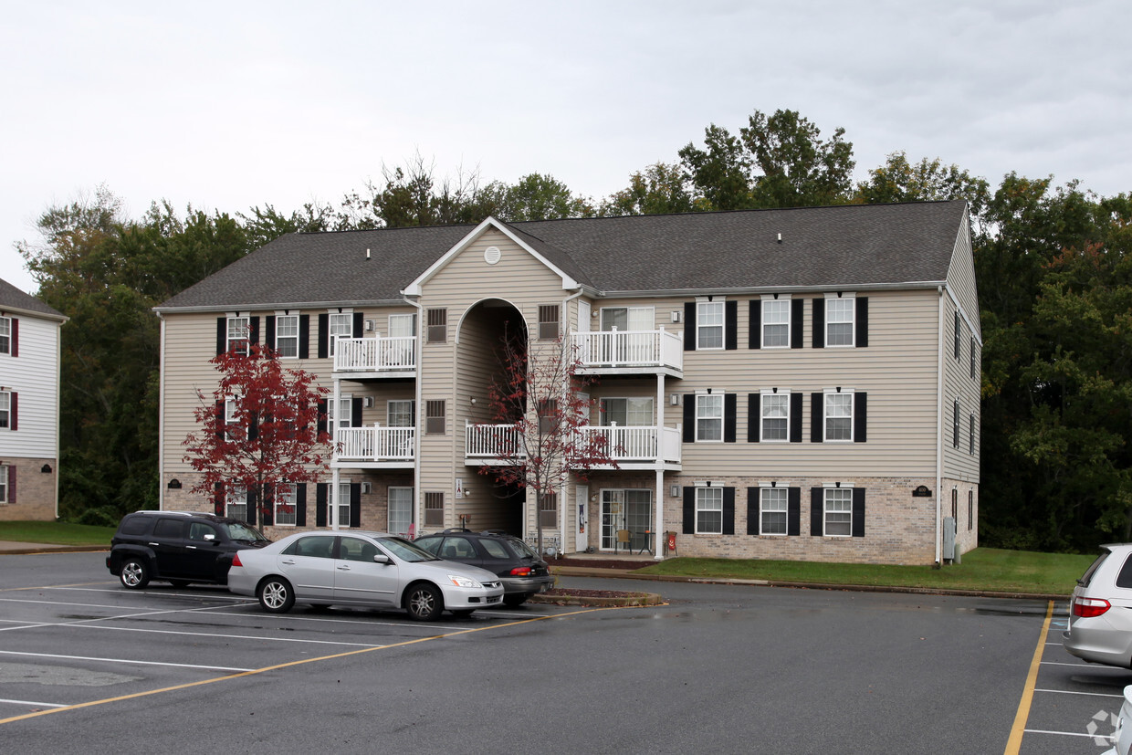 Building Photo - Greenbrier Village Apartments