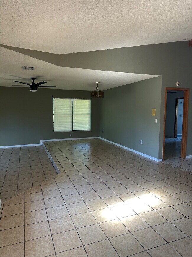 Foto del edificio - Large 3 Bedroom, 2 Bathroom, Oversized 2 C...