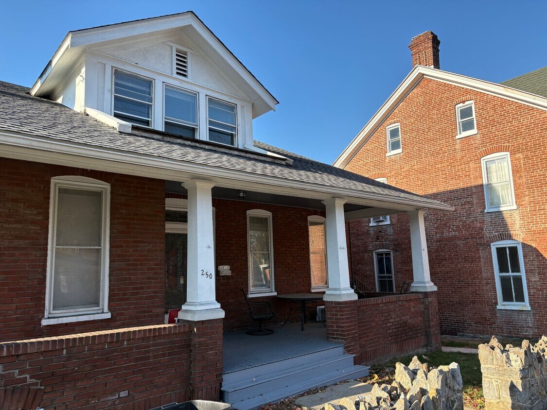 Foto principal - 248-250 E. Main St