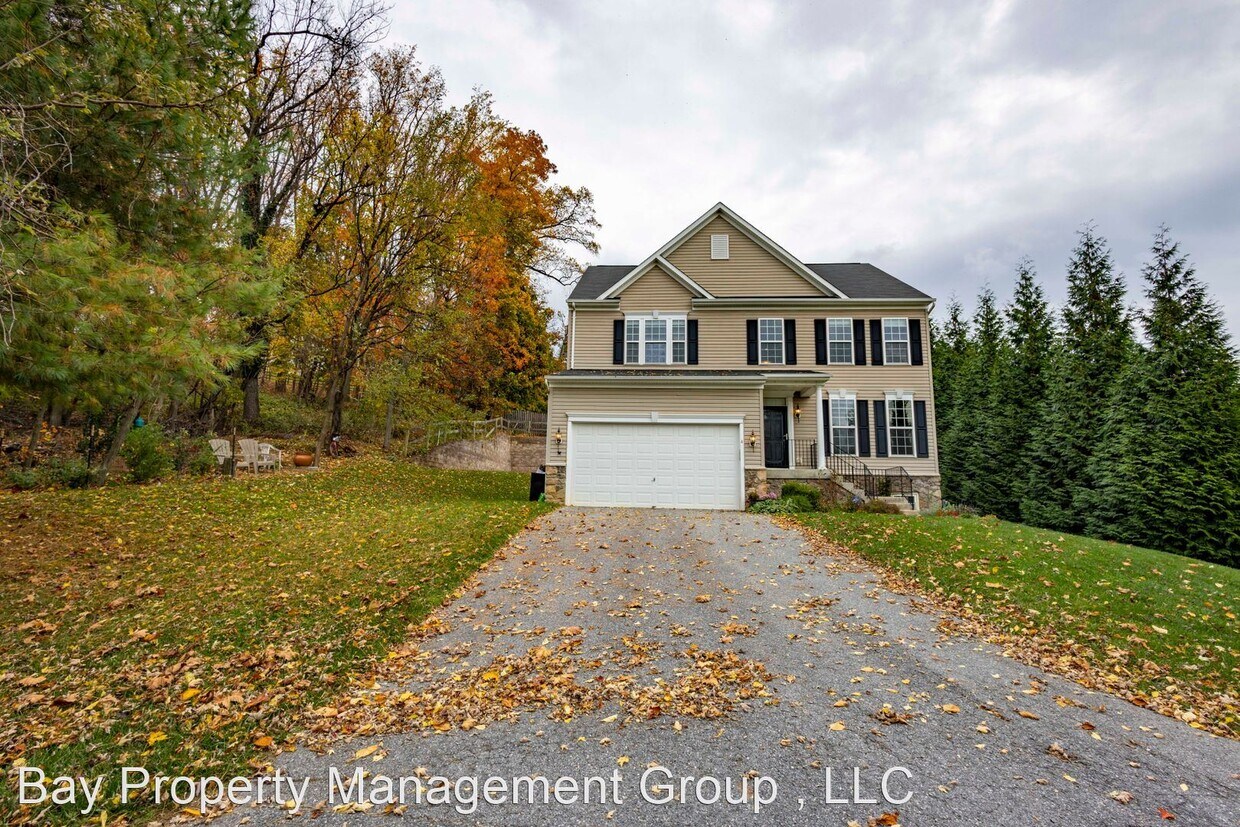 Primary Photo - 5 br, 3.5 bath House - 4 Hillside Ave