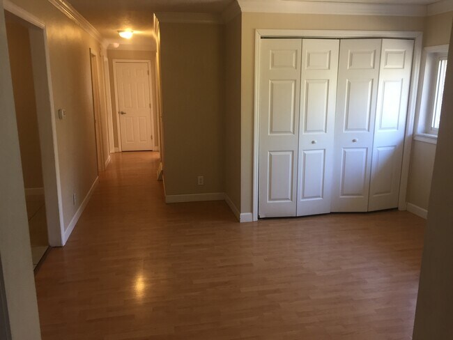 Building Photo - 83 Altoona Dr