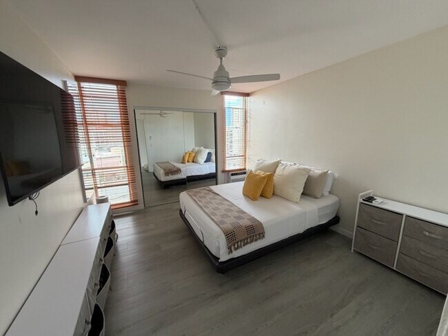 Foto del edificio - Fully Furnished Remodeled 1 bed w/ parking & views- Electric INCLUDED