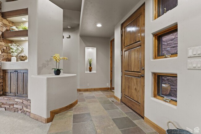 Building Photo - 2410 W Entrada Trail