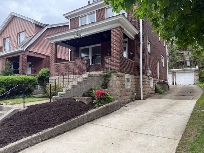 Foto del edificio - 4 Bedroom/ 1 Bath Single Family Home Pittsburgh, PA 15217
